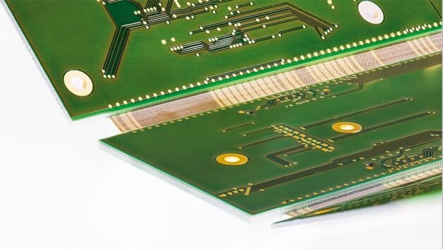 Die semiflexible Leiterplattenkonstruktion ist zweimal um 90° gebogen und trägt 195 elektrische Anschlüsse über die beiden semiflexiblen Bereiche.